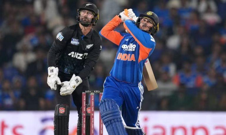 अभिषेक शर्मा ने रचा इतिहास, न्यूजीलैंड के खिलाफ खेली आक्रामक पारी, जड़ा भारत के लिए दूसरा सबसे तेज अर्धशतक