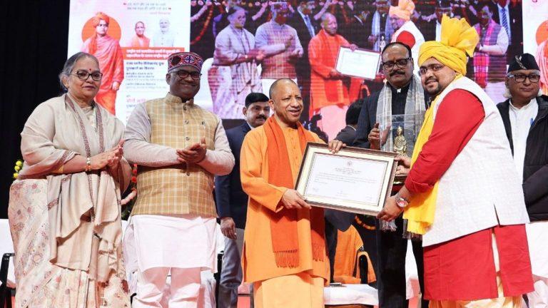 राष्ट्रीय युवा दिवस: सीएम योगी आदित्यनाथ ने प्रदान किए विवेकानंद यूथ अवॉर्ड, कहा- स्वामी विवेकानंद का भारत के विश्वगुरु बनने का स्वप्न हो रहा है साकार