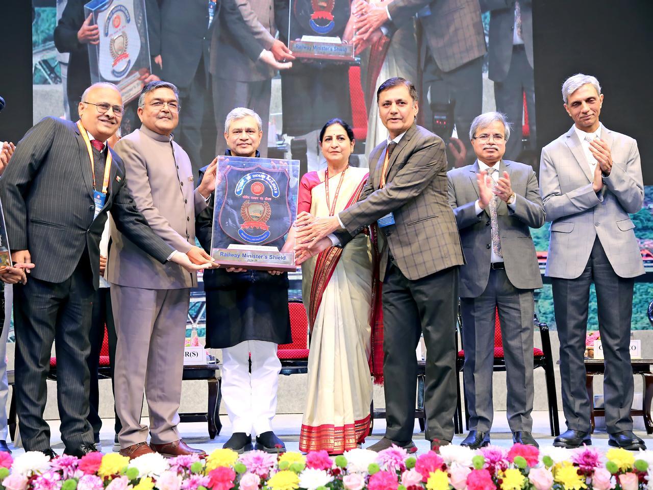 पश्चिम मध्य रेल को मिली ओवरऑल एफिशियंसी और बिक्री प्रबंधन शील्ड, रेल मंत्री अश्विनी वैष्णव ने की प्रदान