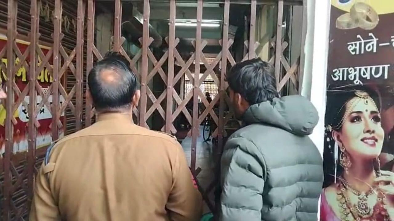 सत्यम ज्वेलर्स प्रकरण में पुलिस की बड़ी कार्रवाई, दुकान का ताला खुलवाकर दस्तावेज जब्त, फिर की सील