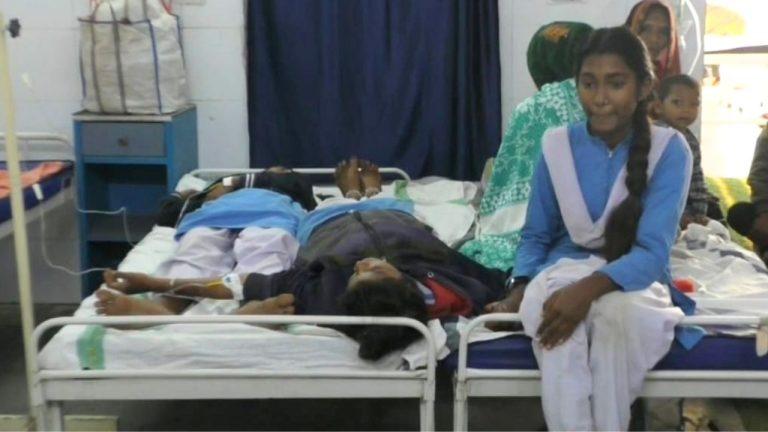 गणतंत्र दिवस पर बांटी गई बूंदी खाने से करीब 30 छात्र छात्राएं बीमार, अस्पताल में भर्ती, परिजनों में आक्रोश