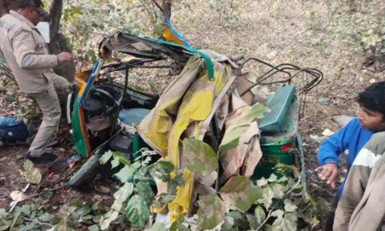 आगरा में भीषण सड़क हादसा: जगन्नाथ पुरी से लौट रहे 6 श्रद्धालुओं की मौत, तेज रफ्तार ट्रक ने 2 ऑटो को रौंदा