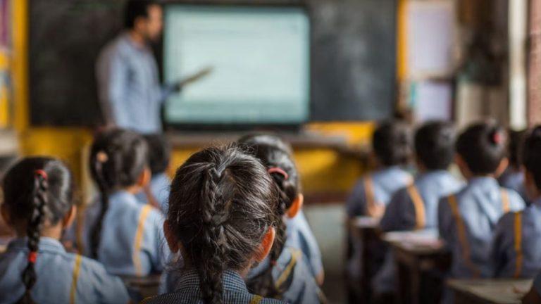 सरकारी स्कूल के 35 बच्चों ने काटी अपनी कलाई, मचा हड़कंप, शिक्षा विभाग ने प्रिंसिपल को भेजा नोटिस