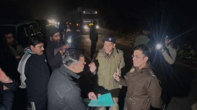 दिल्ली पुलिस ने शिमला के रोहड़ू से 3 यूथ कांग्रेस कार्यकर्ता गिरफ्तार किए, बिना सूचना कार्रवाई पर हिमाचल पुलिस ने सोलन में रोककर FIR दर्ज की