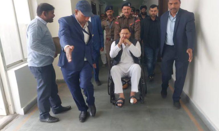 व्हीलचेयर पर विधानसभा पहुंचे तेजस्वी यादव, पैर में चोट के बावजूद NEET छात्रा मामले पर सरकार को घेरा