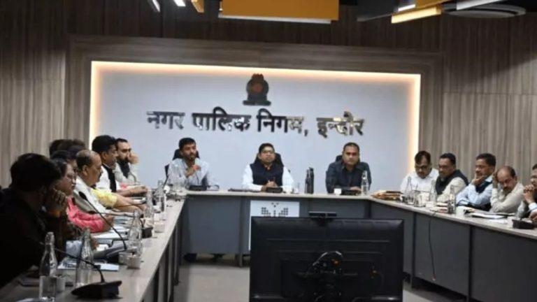 इंदौर में आगामी स्वच्छ सर्वेक्षण की तैयारियों पर निगमायुक्त ने की बैठक, अधिकारियों को नाला सफाई और यातायात सुधारने के दिए सख्त निर्देश