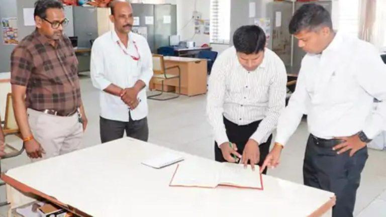 उज्जैन कलेक्टर रोशन कुमार सिंह का दफ्तरों में औचक निरीक्षण, 56 कर्मचारी अनुपस्थित मिलने पर आधे दिन की सैलरी काटने का आदेश