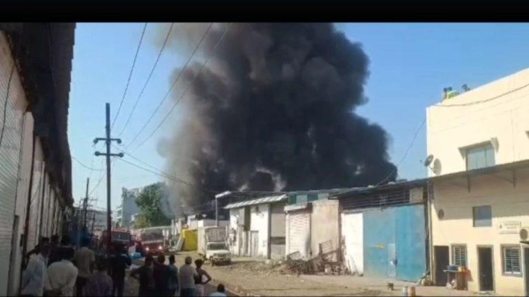 इंदौर में बेकरी में लगी भीषण आग: शॉर्ट सर्किट से मची अफरा-तफरी, सबकुछ जलकर खाक