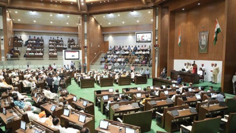 गुजरात विधानसभा में समान नागरिक संहिता (UCC) बिल 2026 पेश, अहमदाबाद की सड़कों पर उतरे प्रदर्शनकारी