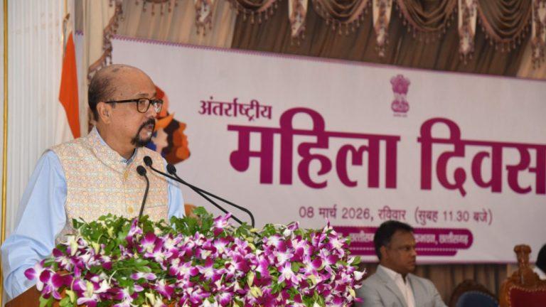 रायपुर लोकभवन में महिला दिवस पर आयोजित कार्यक्रम में शामिल हुए राज्यपाल रमेन डेका, इन महिलाओं को किया सम्मानित