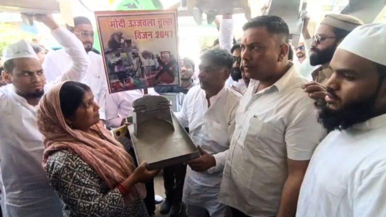 LPG किल्लत को लेकर कांग्रेस का अनोखा प्रदर्शन, गैस एजेंसी पहुंचकर महिलाओं को बांटे लकड़ी से खाना बनाने वाले चूल्हे