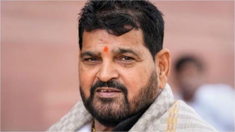 भाजपा के पूर्व सांसद बृजभूषण शरण सिंह ने फिर दिया विवादित बयान, कहा – ‘देश में दो ही खलनायक, पहला मुसलमान और दूसरा…’