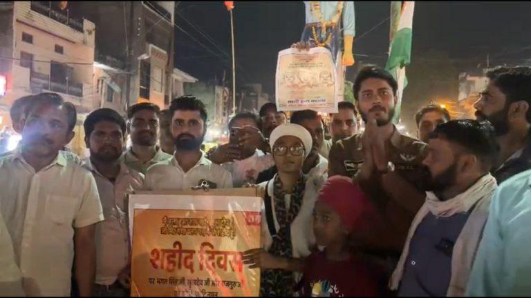 डबरा में युवाओं ने निकाला कैंडल मार्च, भगत सिंह प्रतिमा पर ‘इंकलाब जिंदाबाद’ के नारों से दी श्रद्धांजलि