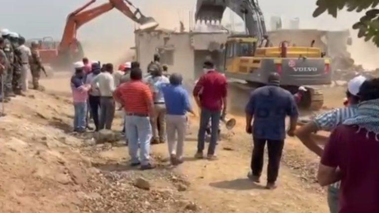 झारखंड में पूर्व मंत्री योगेंद्र साव के घर पर चला बुलडोजर, इलाके में तनाव का माहौल, जानें क्योंं हुई ये कार्रवाई