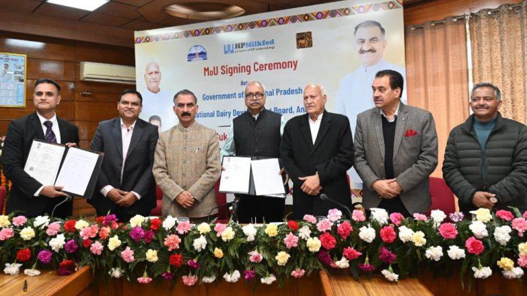 हिमाचल प्रदेश में डेयरी सेक्टर को मजबूत करने के लिए NDDB और सरकार के बीच 3 MoU साइन, कांगड़ा में बनेगा 250 करोड़ का मिल्क प्लांट