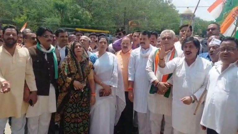 किसानों की समस्या को लेकर ग्वालियर में कांग्रेस का कलेक्ट्रेट पर प्रदर्शन, राज्यपाल के नाम सौंपा ज्ञापन