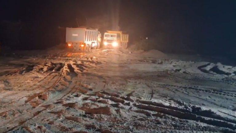 नीमच: गांधी सागर के बैकवॉटर में अवैध खनन का पर्दाफाश, खनिज विभाग ने जब्त की 15 डंपर रेत