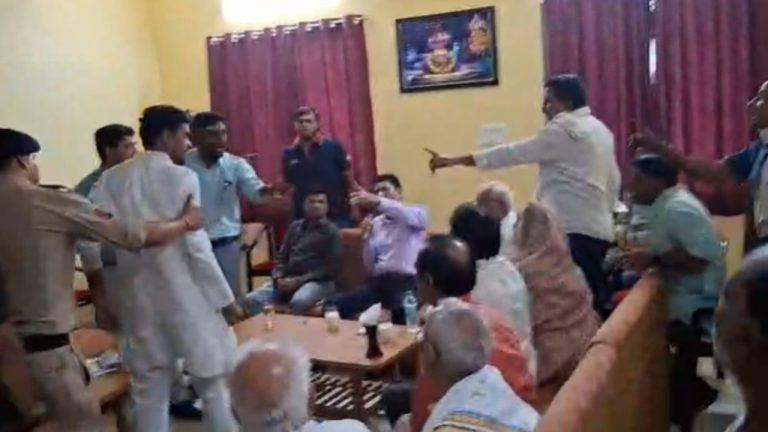 दमोह: जागेश्वरनाथ धाम कॉरिडोर की समीक्षा बैठक में हंगामा, कलेक्टर के सामने भिड़े दो पक्ष, पुलिस को संभालना पड़ा मोर्चा, जानें पूरा मामला