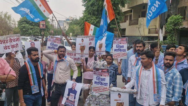 NEET UG 2026 परीक्षा रद्द होने के छात्रों में आक्रोश, NSUI ने केंद्रीय शिक्षा मंत्री और NTA अध्यक्ष का पुतला जलाया