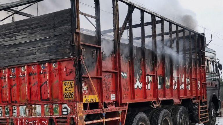 शिवपुरी हाईवे पर बड़ा हादसा, बैटरियों से भरे ट्रक में लगी भीषण आग, धमाकों से दहला इलाका