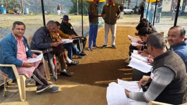 हिमाचल पंचायत चुनाव में तीसरे चरण के लिए मतदान जारी, वोटरों की लंबी-लंबी कतारें लगनी शुरू
