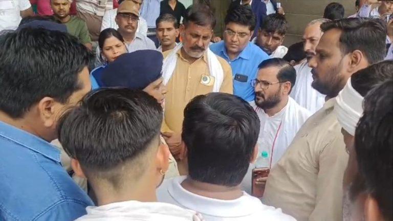 रेत के विवाद में ताबड़तोड़ फायरिंग, एक युवक की मौत दूसरे की हालत गंभीर, आरोपी फरार पुलिस कर रही तलाश