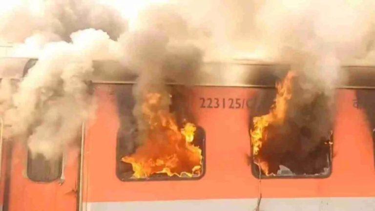 रतलाम के आलोट में राजधानी एक्सप्रेस के दो कोच में लगी आग, समय रहते यात्रियों को सुरक्षित निकाला गया