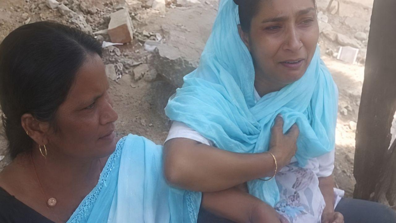 श्योपुर तहसील में महिला का हंगामा, बाबू की टेबल से फाइल उठाकर बेटी संग भागी
