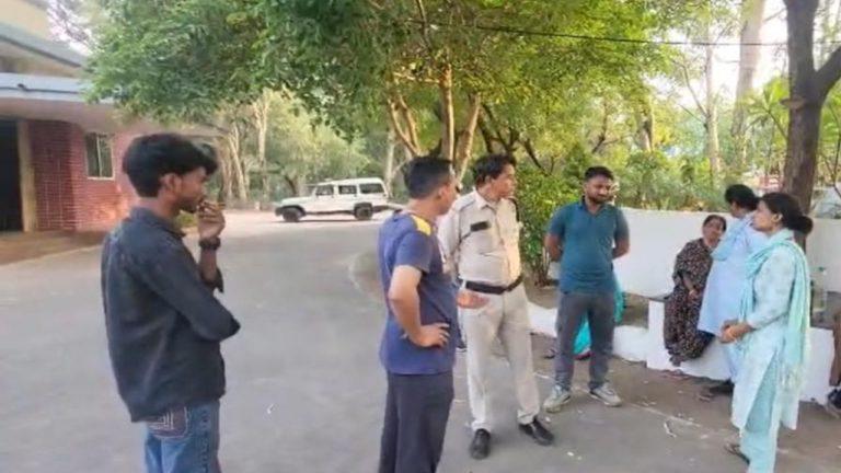 दमोह में टीचर की पिटाई के बाद छात्र की मौत, परिजनों का अस्पताल में हंगामा, SIT जांच शुरू