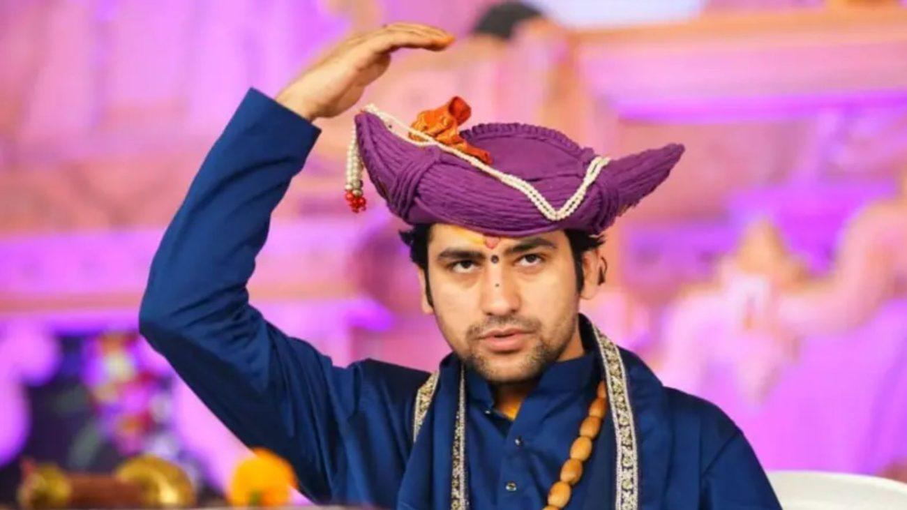 पंडित धीरेंद्र शास्त्री का कॉकरोच जनता पार्टी पर तंज, बोले – ‘गजब है, जिन कॉकरोचों से लोग डरते हैं, अब उनकी पार्टी बन गई है’