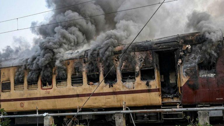सासाराम-पटना फास्ट पैसेंजर ट्रेन में भीषण आग, धू-धू कर जली बोगी, यात्रियों में मचा हड़कंप