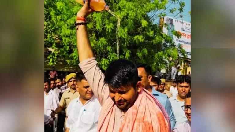 मजदूरों के लिए MLA रविंद्र भाटी ने खुद पर छिड़का पेट्रोल, आत्मदाह का प्रयास किया, जानिए क्या है कारण?