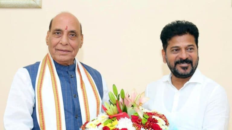 तेलंगाना CM रेवंत रेड्डी ने रक्षा मंत्री राजनाथ सिंह से की मुलाकात, रखीं कई अहम मांगें