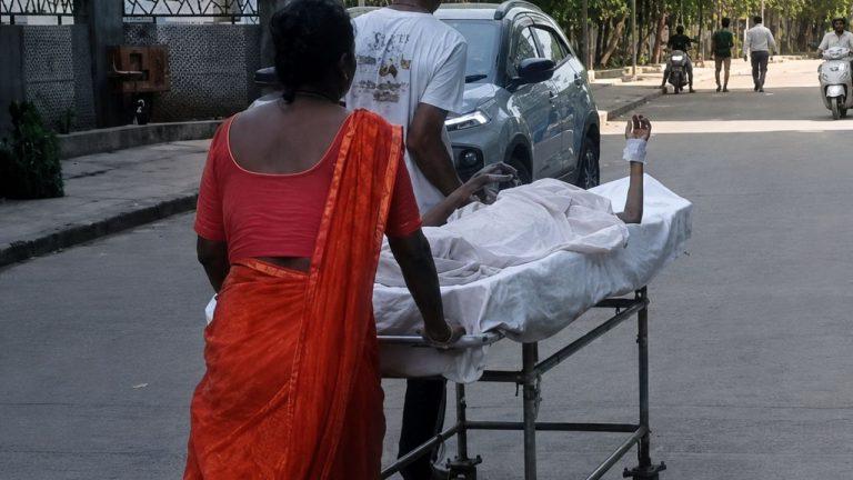 MY हॉस्पिटल में स्ट्रेचर पर बच्चे को घसीटने का मामला, 2 कर्मचारियों पर गिरी गाज, BVG कंपनी पर 1 लाख का जुर्माना