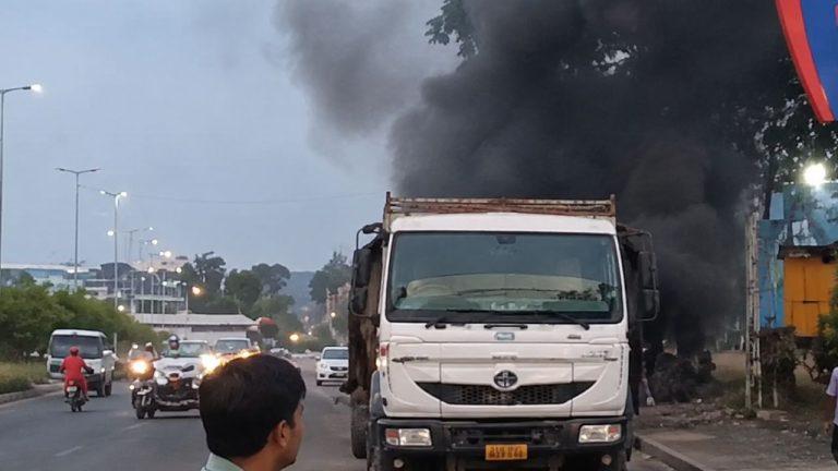 शहडोल में बड़ा हादसा टला: पेट्रोल पंप के पास कोयला लोड ट्रक में लगी भीषण आग, मची अफरा-तफरी