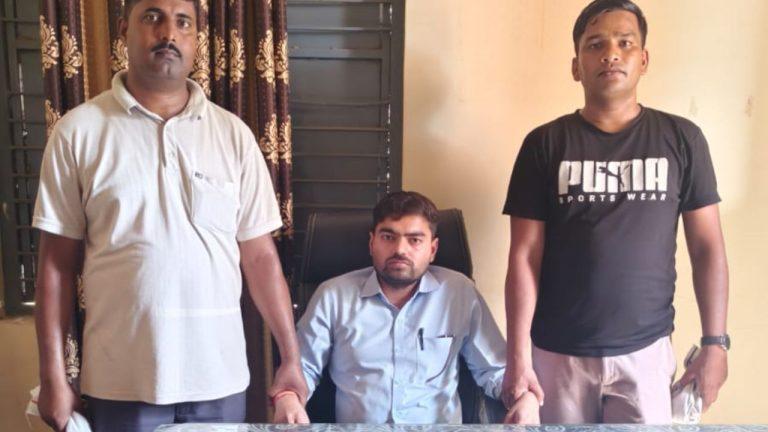 नापतौल निरीक्षक ने पेट्रोल पंप संचालक से ली रिश्वत, लोकायुक्त पुलिस ने सरकारी कार्यालय से रंगे हाथ पकड़ा