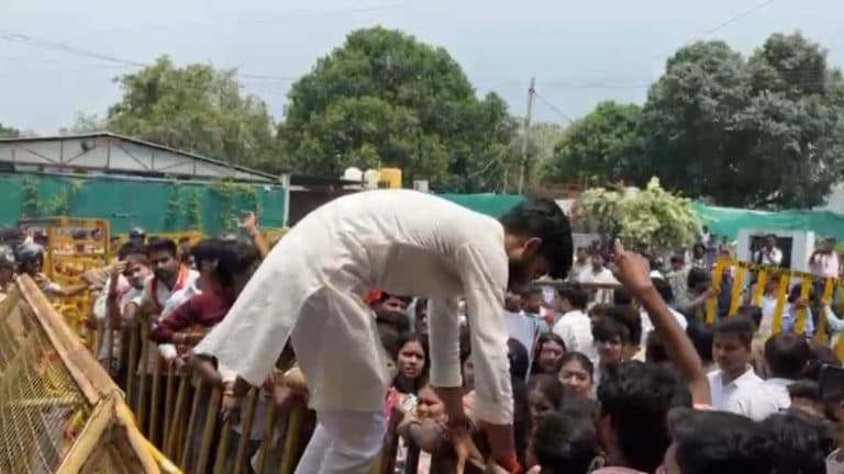 ABVP ने की गर्ल्स कॉलेज के पास से शराब दुकान हटाने की मांग, बैरिकेड्स पर चढ़े विद्यार्थी, कलेक्टर ने दिया आश्वासन