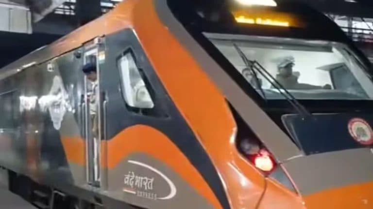 वंदे भारत एक्सप्रेस में तकनीकी खराबी के चलते 4.30 घंटे ट्रैक पर फंसे रहे यात्री, खाने-पानी तक की हुई दिक्कत