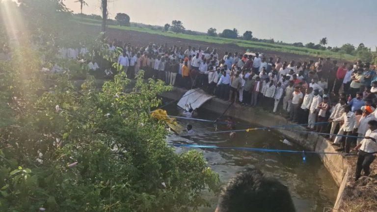 महाराष्ट्र: सोलापुर में दर्दनाक हादसा, श्रद्धालुओं से भरी पिकअप कुएं में गिरी, 8 लोगों की मौत, सीएम फडणवीस ने किया मुआवजे का ऐलान