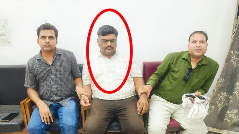 प्लॉट का नामांतरण करने के बदले पटवारी ने प्रॉपर्टी डीलर से मांगी रिश्वत, लोकायुक्त पुलिस ने रंगे हाथ पकड़ा