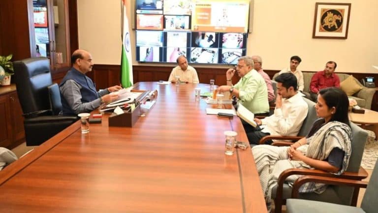 तृणमूल कांग्रेस के कई बड़े नेताओं ने लोकसभा स्पीकर ओम बिरला से की मुलाकात, बागी सांसदों के विलय को बताया असंवैधानिक