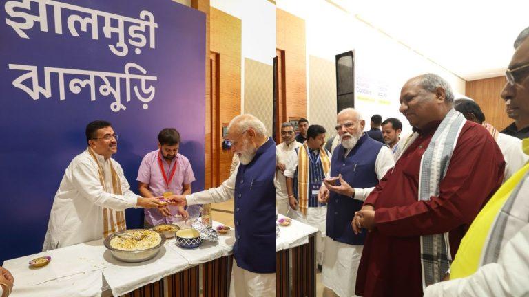 बंगाल की जीत से दिल्ली तक, भारत मंडपम में CM शुभेंदु अधिकारी ने परोसी ‘झालमुड़ी’, PM मोदी समेत अन्य नेताओं ने चखा स्वाद, देखें वीडियो