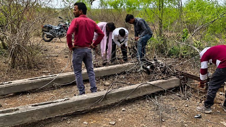 सागर में बिजली तार चोरी का बड़ा खुलासा, 13 खंभे गिराकर 33 केवी लाइन ले उड़े चोर