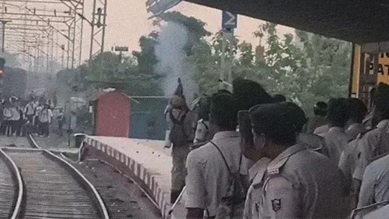 बिहार सिपाही भर्ती परीक्षा से पहले पाटलिपुत्र स्टेशन पर बवाल, अभ्यर्थियों ने रोकी ट्रेनें, तोड़फोड़ और पथराव किया