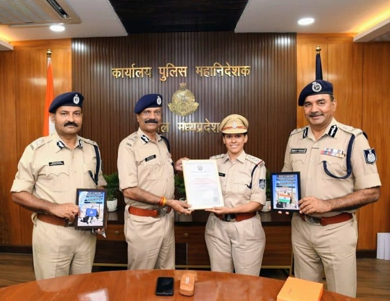 किलिमंजारो फतह करने वाली इंस्पेक्टर दीपिका गौतम को DGP ने किया सम्मानित