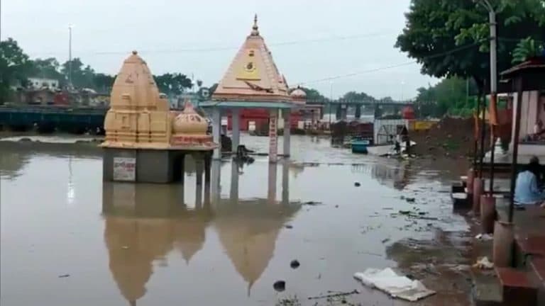 उज्जैन में उफान पर शिप्रा: रामघाट के कई मंदिर जलमग्न, प्रशासन ने दी गहरे पानी में न जाने की चेतावनी, अलर्ट जारी
