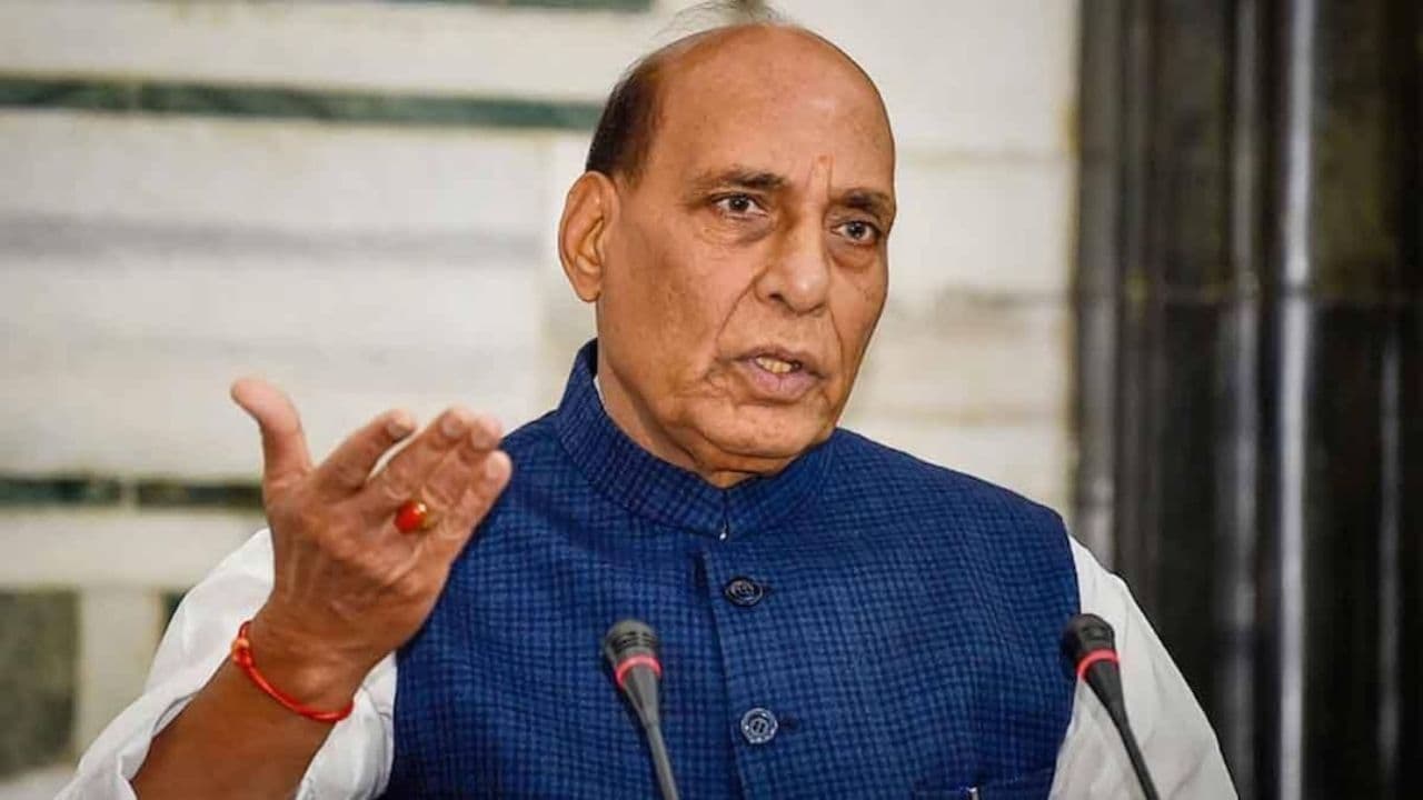 रक्षा मंत्री राजनाथ सिंह के आवास पर महत्वपूर्ण बैठक आज, मानसून सत्र की रणनीति पर होगी चर्चा