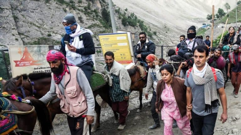 पहलगाम बेस से रवाना हुआ अमरनाथ यात्रा 2026 के लिए तीसरा जत्था, कड़ी सुरक्षा के बीच बाबा बर्फानी के दर्शन कर रहे श्रद्धालु