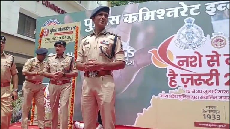 इंदौर में ‘नशे से दूरी है ज़रूरी 2.0’ अभियान शुरू, पुलिस कमिश्नर ने जागरूकता रैली को दिखाई हरी झंडी