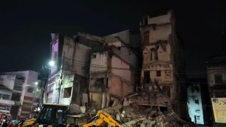 जबलपुर में बड़ा हादसा: पलभर में गिरी 4 मंजिला बिल्डिंग, बाजार बंद होने से टला बड़ा हादसा